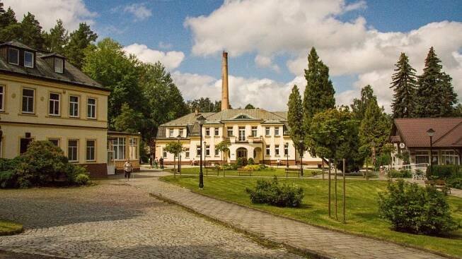 Zleva recepce a jídelna,  léčebný dům a restaurace | foto: Jaroslav Hoření,  Český rozhlas