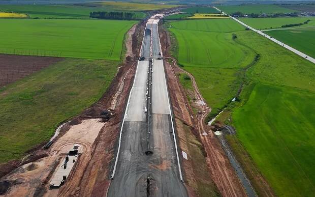 Na D6 asfaltují. Za čtyři měsíce na karlovarské dálnici přibude 15 kilometrů
