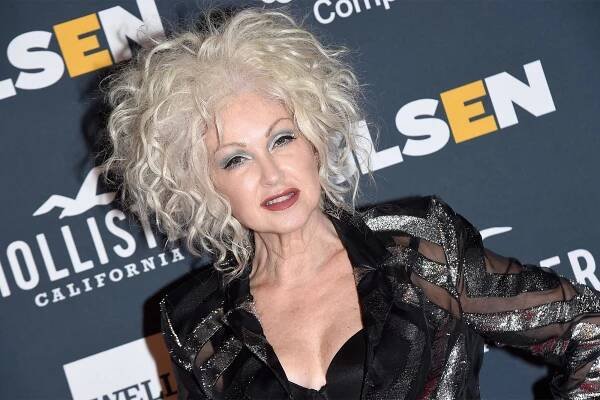 Drag queens 'go crazy' over Cyndi Lauper at GLSEN gala