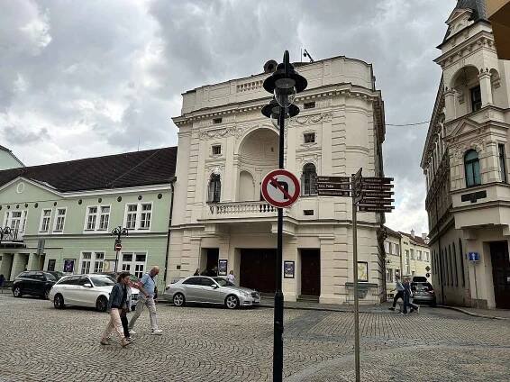 Tylův dům. Původní novorenesanční budova z roku 1887 se má dočkat potřebné údržby, dojde na výměnu dveří, oken i opravu severní části fasády.
