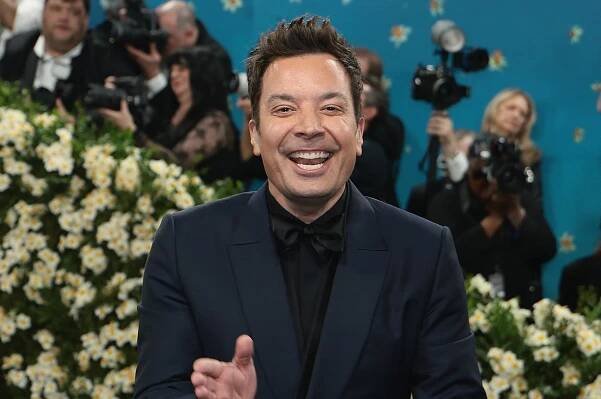 Jimmy Fallon laughing while clapping at the Met Gala