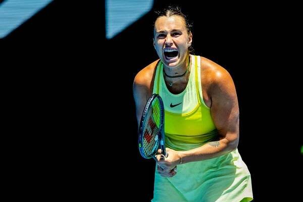 Sabalenková na Australian Open neprohrála 22 setů v řadě, s Tausonovou se trápila na servisu