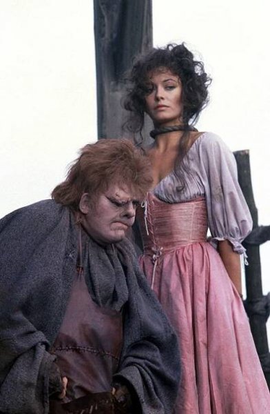 Zvoník od Matky Boží - Z filmu - Anthony Hopkins, Lesley-Anne Down