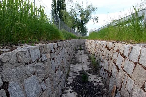 V Dolanech se nenavrchovala jen přírodní opatření na vsak, ale i technická opatření, která zajistí ochranu obce tím, že vodu odvedou mimo intravilán. Odvodňovací příkop obkružuje Dolany a odvádí srážkovou vodu mimo obec. Betonové koryto bylo navrženo kvůli nedostatku místa a pro snadnou údržbu.