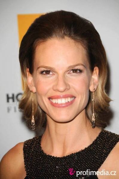 Hilary Swank - celebrity účes - HappyHair