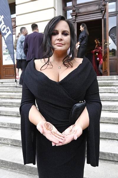 Zapomeňte na modrý stan! Pohublá a zatraceně sexy Jitka Čvančarová vystavila bujné vnady v korzetu a uchvátila Vary