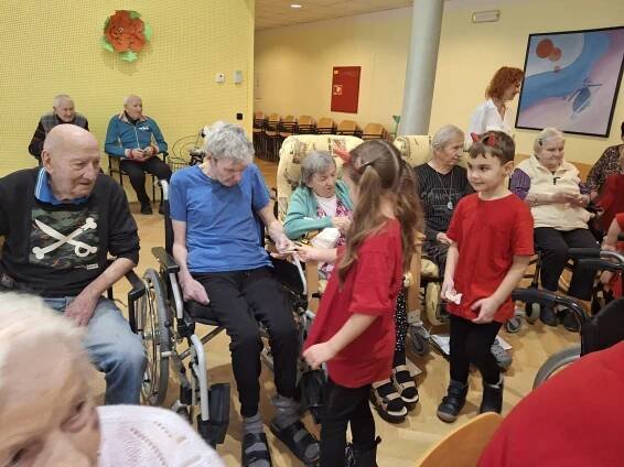 Děti v domově pro seniory | Mateřská školka AB Svojsíka