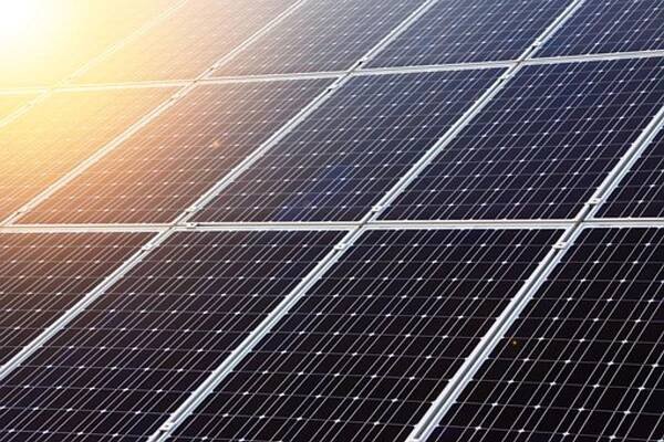 SolarEdge a téma akciových záporných sazeb