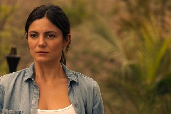 Fubar. Monica Barbaro as Emma Brunner in episode 101 of Fubar. Cr. Courtesy of Netflix © 2023