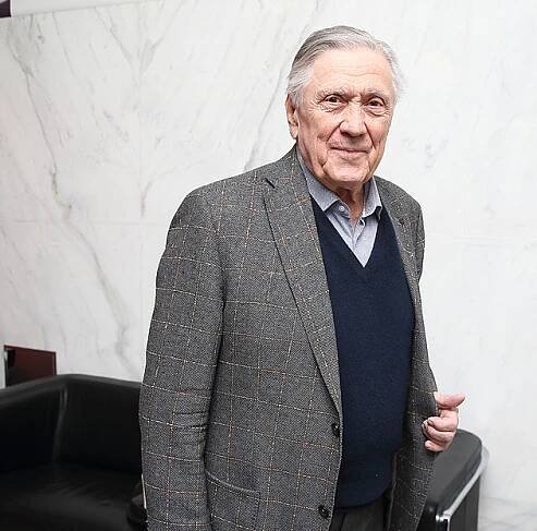 Vitální osmdesátník Petr Kostka: Elegán na tahu, bez košile a saka ani ránu - Expres.cz