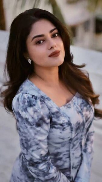 In pics: Stylish looks of Siddhi Idnani