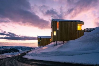 Moderní vesnice vysoko v horách – třicet cedrových domů s dokonalým výhledem