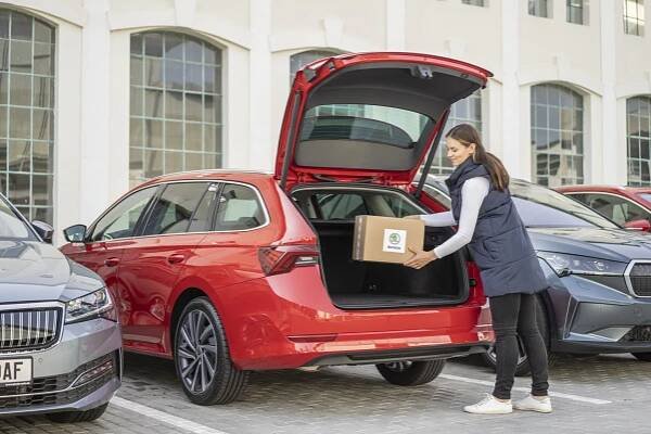 Nová služba Přístup do vozu od Škody umožňuje dodání zásilek přímo do auta