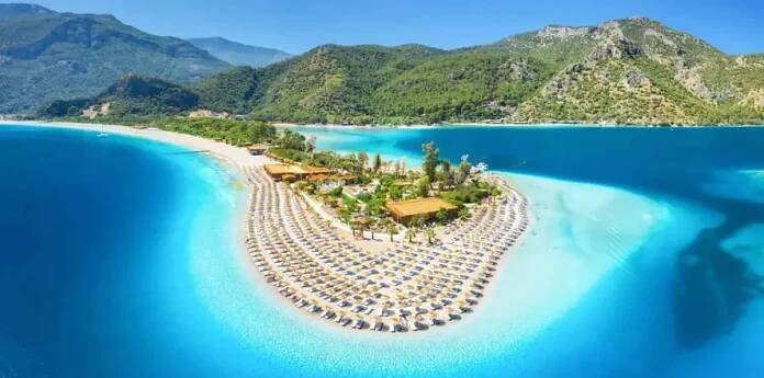Pohled seshora na Oludeniz beach v Turecku