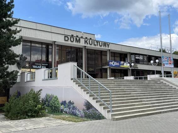 VIDEO: Kulturák ve Vsetíně rozkvetl. Díky fotoplachtě. Líbí se vám?
