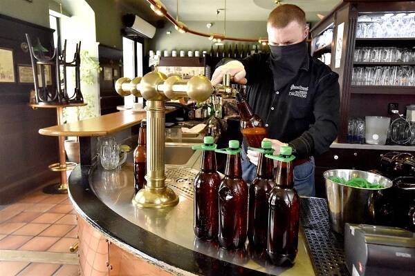 Do sudů se už nestáčí. Tuzemské pivovary hledají cesty k zákazníkům