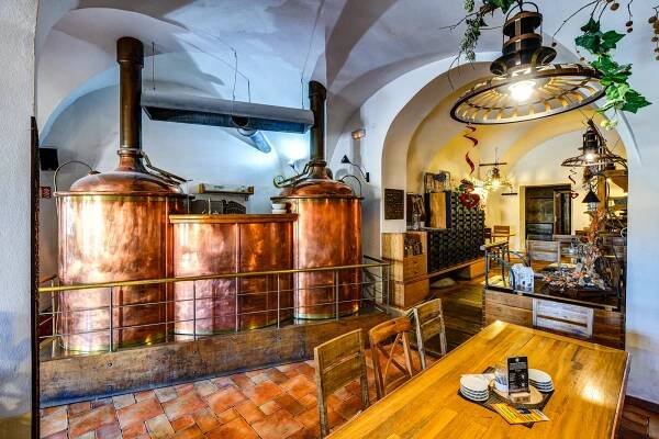 Interiér restaurace a pivovaru Černý orel