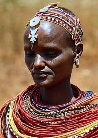 Samburská žena s tradičním křížem na čele v Keni