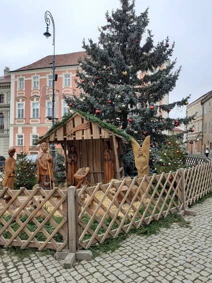 VIDEO: Advent 2024 ve Znojmě. Kluziště na Horním náměstí střídá nová výzdoba