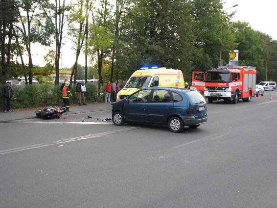Motorkář se při srážce s autem vážně zranil