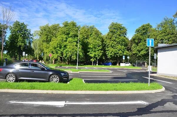 Čtyřicet nových parkovacích míst u nemocnice už slouží lidem z Mariánských Lázní