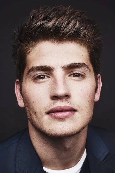 Gregg Sulkin herec