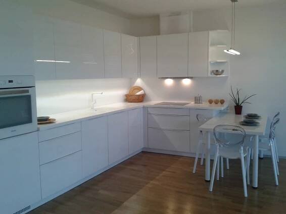 Realizace bílé kuchyně na míru do L | Inspirace | Inteka Design Brno