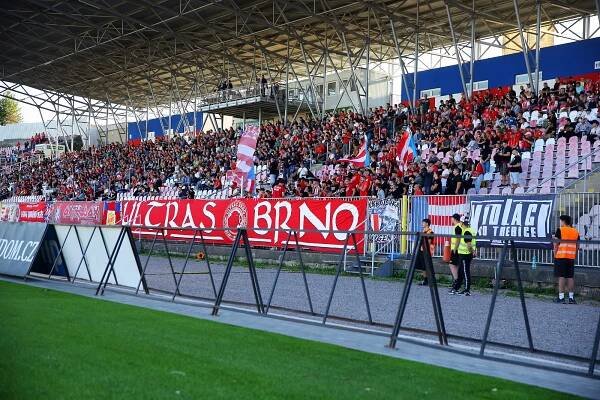 VIDEO: Na Zbrojovce se znovu fandí. Derby rozjitřila kontroverzní penalta