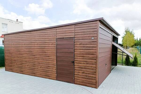 Plechová garáž 6x5,8m, spád dozadu, 2x výklopná vrata + dveře - tmavý ořech Šířka 6 m