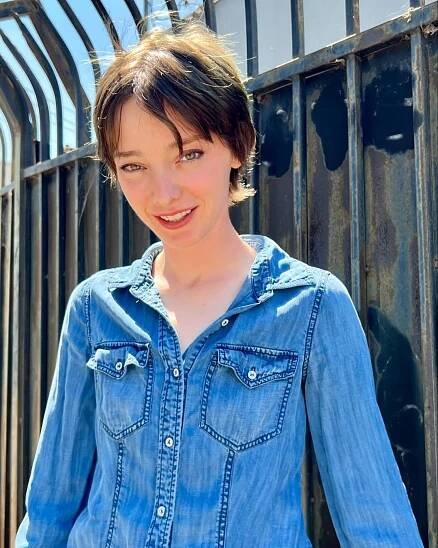 Galerie | Hvězda filmu Oppenheimer Emma Dumont odhalila své pravé já! | stars24.cz