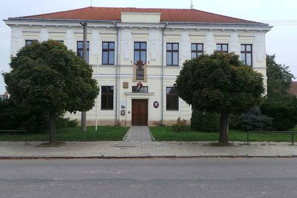 Základní škola a Mateřská škola, Lhota pod Libčany, okres Hradec Králové foto 1