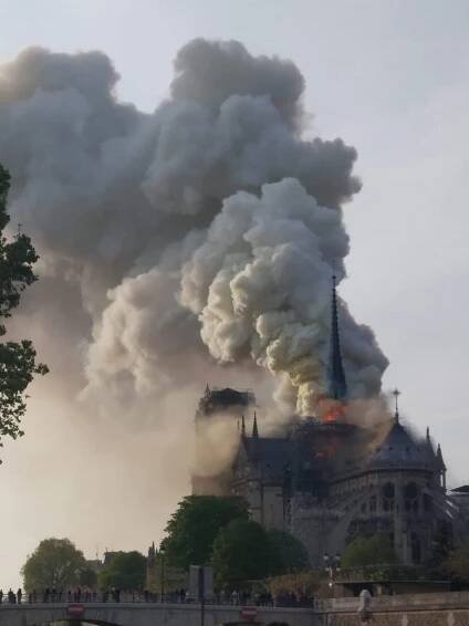 Hoří Notre Dame v Paříži - 15.4.2019 – Cysnews