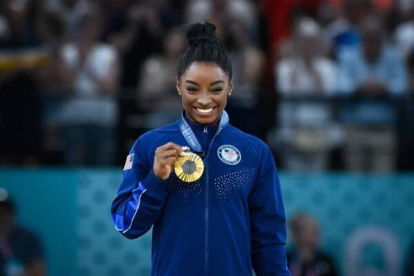 Příběhy z olympiády plné emocí a slz: Vášnivá pusa zlatého páru, euforie šermířů a dojatý Djokovič