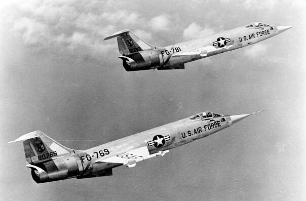Stíhačky F-104 připomínaly raketu s ocasními plochami. První let provázely potíže