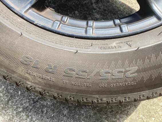 Prodám letní pneu, značky Michelin rozměr 255/55 R 18 včetně disků, pneumatiky jeté jen 1 měsíc vzorek 6,5 mm původní cena