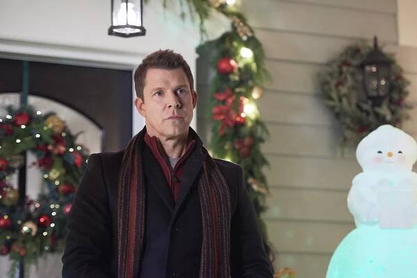 It's Beginning to Look a Lot Like Christmas - Z filmu - Eric Mabius