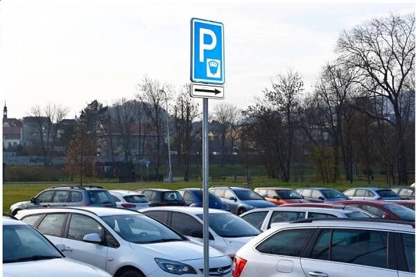 Beroun spustil kontrolu parkování pomocí monitorovacího vozu