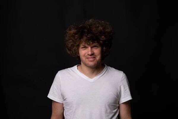 Podcast: 14 dní stačí ke změně veřejného mínění, říká Jakub Mareš z Ateliéru k světu