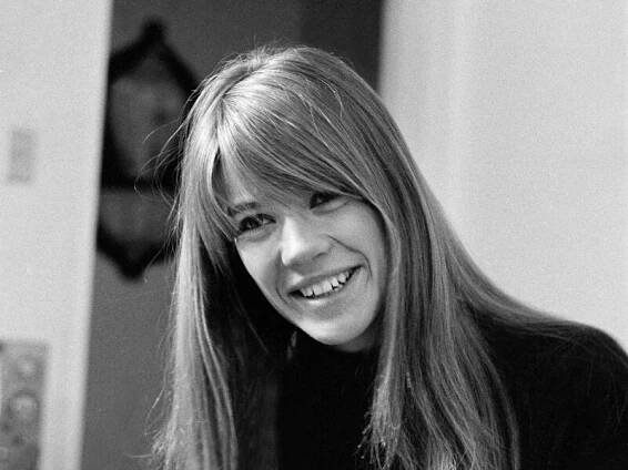 Françoise Hardy, Moody French Pop Star, Dies at 80