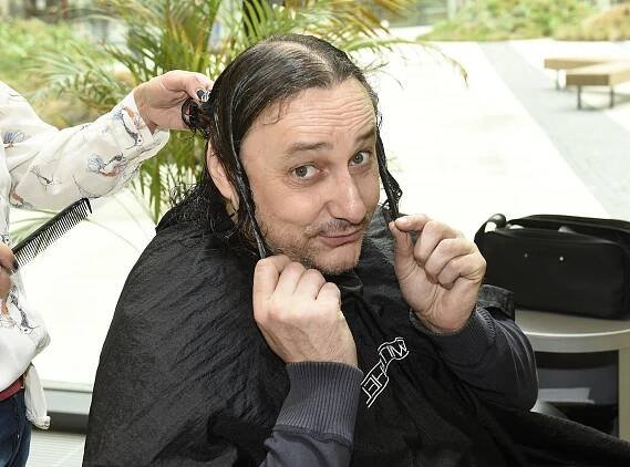 Janek Ledecký s barvením vlasů přestal, Marian Vojtko začal: Zešedivěl prý na Plese upírů. Jak se vám líbí?