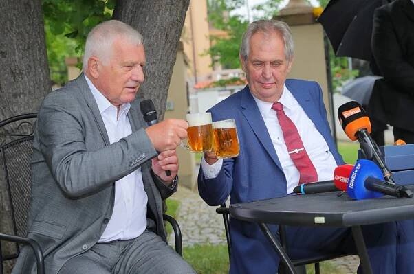 Druhý prezident České republiky Václav Klaus má dnes 79. narozeniny: Tentokrát však nechtěl oslavit a Miloš Zeman ho pozval
