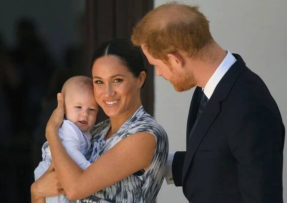 Dramatické dětství Archieho. Syn Harryho a Meghan prožil rušné dva roky života