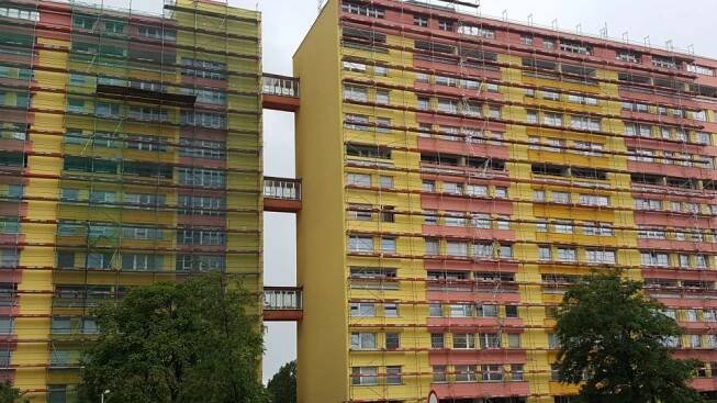Panelový dům v Hlivické ulici má zajímavé spojovací můstky | foto: Jolana Nováková,  Český rozhlas
