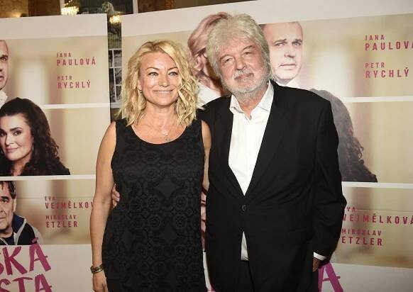 Takhle teď vypadá Píšťalka z Básníků: Eva Vejmělková (51) si sama barví vlasy, vrásky neřeší