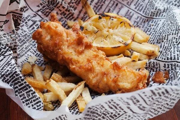 Fish & Chips: V čem spočívá kouzlo britského fenoménu a z jaké ryby nejlíp chutná