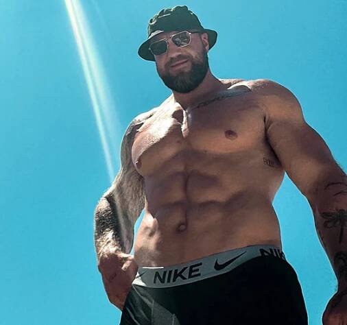 Jakub Enžl je na líbánkách v Itálii, pochlubil se také vysportovanou postavou.