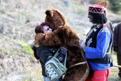 Foto: V Okřesanči v sobotu řádil po zimě vyhladovělý medvěd :: Regionální zpravodajství