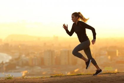 běžecká žena běží na okraji města - early morning training - stock snímky, obrázky a fotky