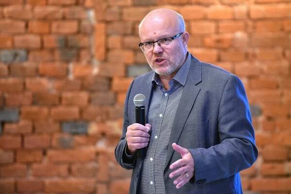 Právník Ondřej Dostál tepe ministra Vlastimila Válka. Jako papír od svačiny zmuchlal jeho vizi vrátit nadstandardy do zdravotnictví