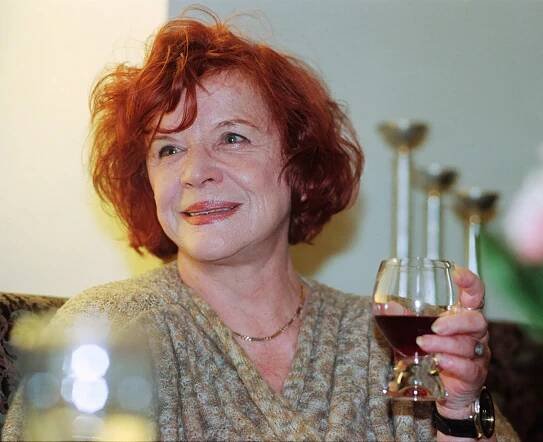 Jaroslava Adamová: *15.3.1925 – †16.6.2012, česká divadelní a filmová herečka